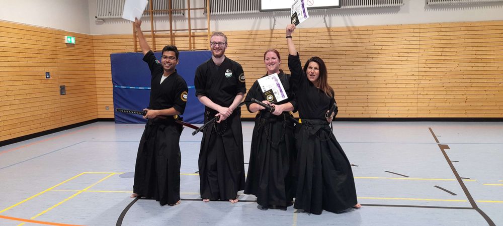 Von Links nach rechts zu sehen: Akib, Trainer Jens, Nina & Jéssica. Die Prüflinge halten ihre Urkunden in den Händen.
