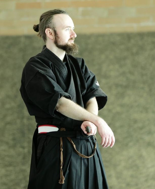 Foto of Stephan Andreas, calmly looking to the right.