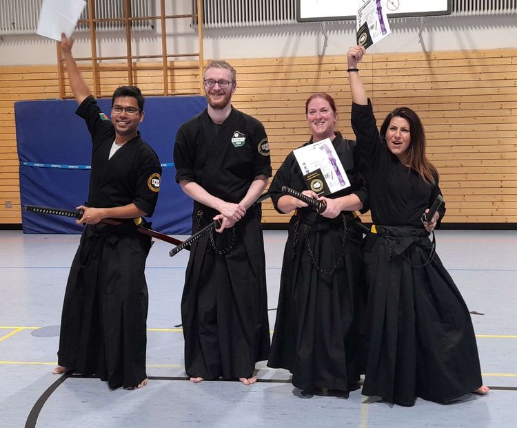 Von Links nach rechts zu sehen: Akib, Trainer Jens, Nina & Jéssica. Die Prüflinge halten ihre Urkunden in den Händen.